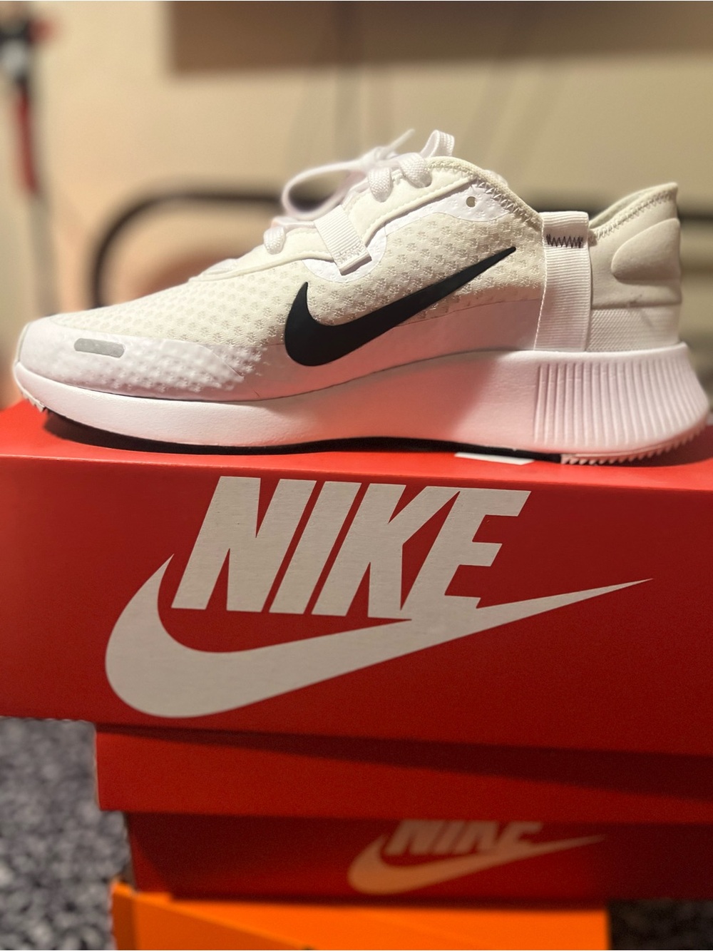 Nike Reposto Shoe Box - Red/White